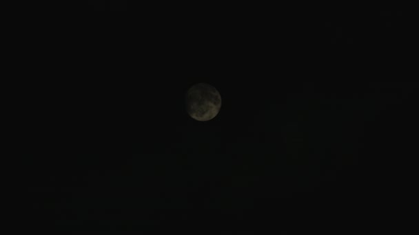 Φεγγάρι σε συννεφιασμένη μέρα — Αρχείο Βίντεο