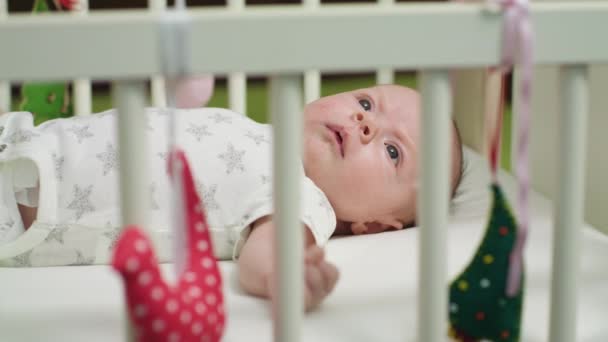 Bebê no berço branco — Vídeo de Stock