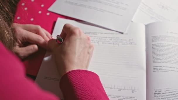 Mujer escribiendo o firmando en un documento — Vídeo de stock