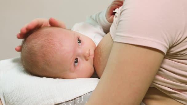 母亲母乳喂养婴儿的女孩 — 图库视频影像