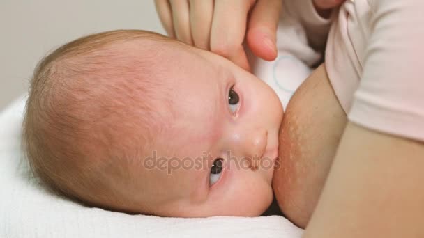 Mère allaitant une petite fille — Video
