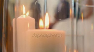 İçinde mum ile cam kavanozlar