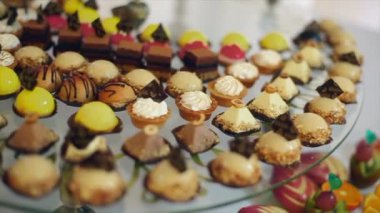 Lezzetli kek ve acıbadem kurabiyesi