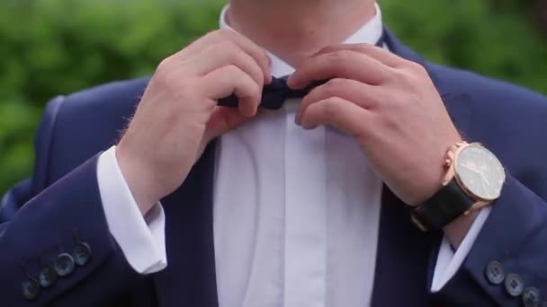 Homem arco gravata em um terno — Vídeo de Stock