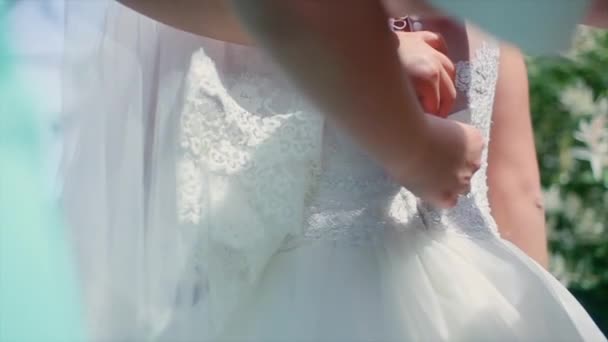 Bruid draagt een jurk — Stockvideo