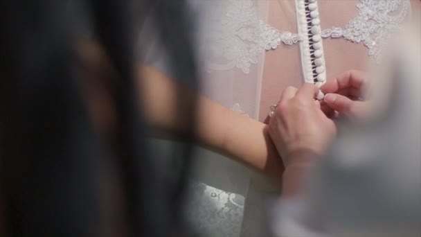 Bruid draagt een jurk — Stockvideo