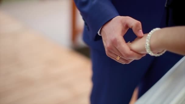 Casamento segurando mão casal — Vídeo de Stock