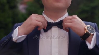 Adam papyon bir takım elbise üzerinde