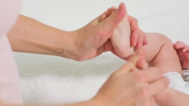 Madre massaggio piccoli bambini piedi — Video Stock