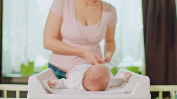 Mama wechselt die Windel eines kleinen Babys — Stockvideo
