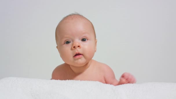 Pequeno bebê segurando sua cabeça — Vídeo de Stock