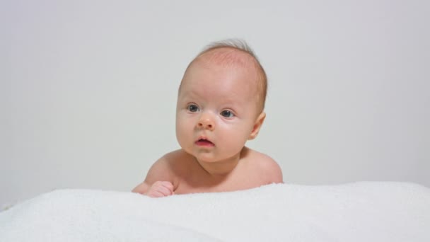Pequeno bebê segurando sua cabeça — Vídeo de Stock