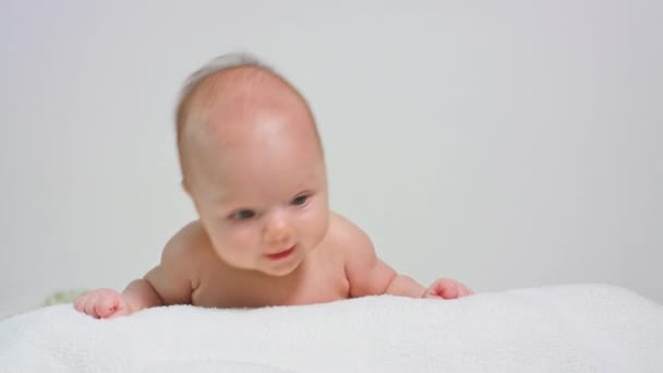 Младенец держит голову — стоковое видео