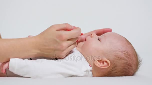 Baby Girl está tomando remédio por uma colher — Vídeo de Stock