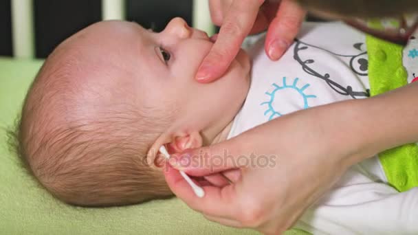 Madre está limpiando sus orejas de bebé — Vídeos de Stock