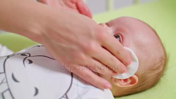 Η μητέρα είναι το πρόσωπο τον καθαρισμό του μωρού της — Αρχείο Βίντεο