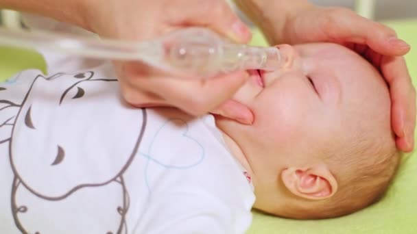 Mère nettoie son nez de bébé — Video