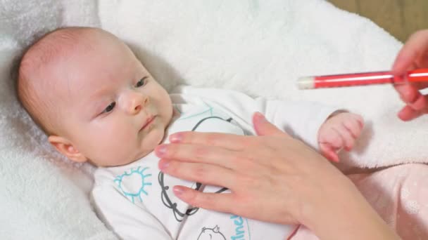 Baby Girl está tomando remédio por uma seringa — Vídeo de Stock