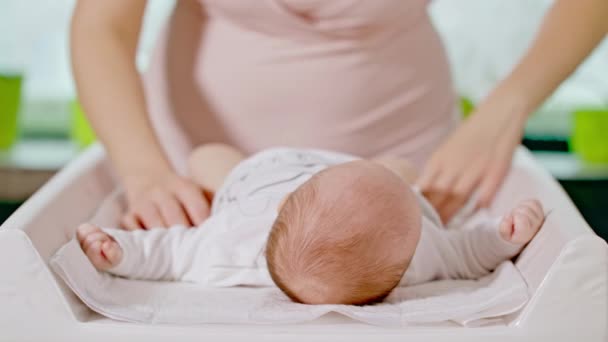 Mãe muda a fralda de um bebê pequeno — Vídeo de Stock