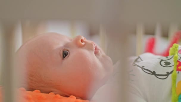 Tatlı bebek bir Sırtüstü yatıyor — Stok video