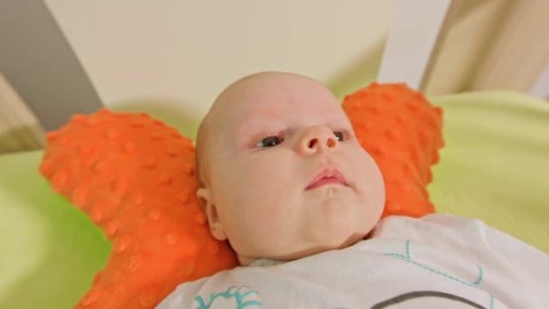 かわいい赤ちゃんは、背中に横たわっています。 — ストック動画