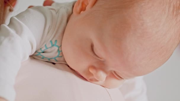 Baby schläft in den Armen der Mutter ein — Stockvideo