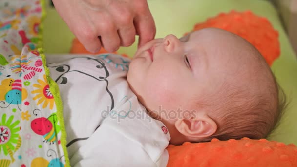 Mamá acariciando recién nacido durmiendo bebé — Vídeo de stock