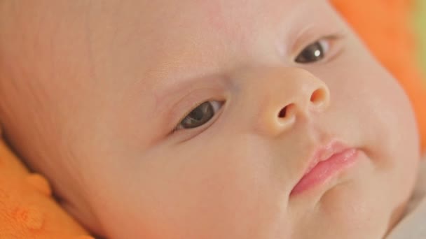 Édes baba a hátán fekszik — Stock videók