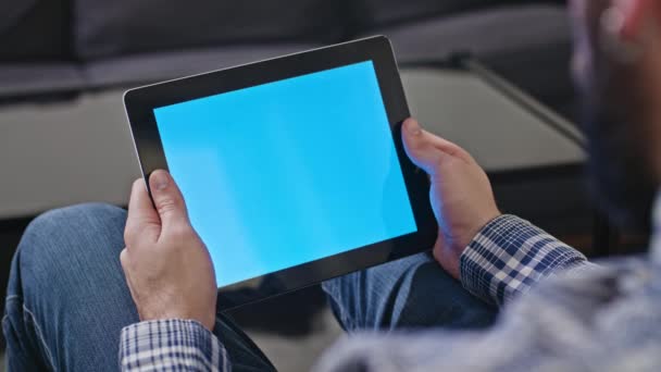 Hombre con una tableta digital con pantalla azul — Vídeo de stock