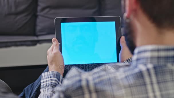 Людина з Цифрова табличка з синім екраном — стокове відео