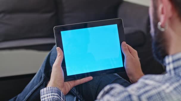 Hombre con una tableta digital con pantalla azul — Vídeos de Stock