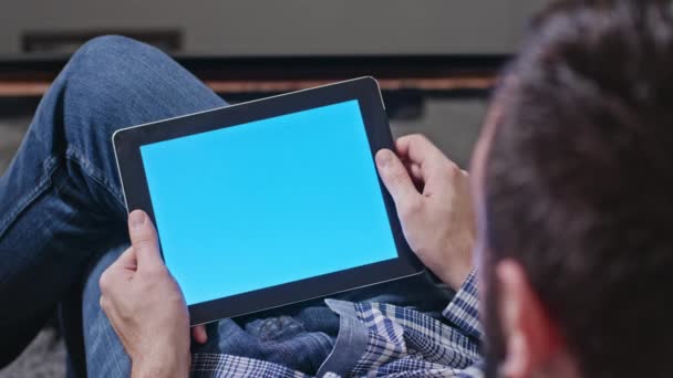 Homme avec une tablette numérique avec mouvement écran bleu 