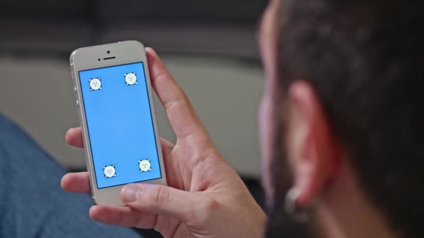 Smartphone con pantalla azul — Vídeos de Stock