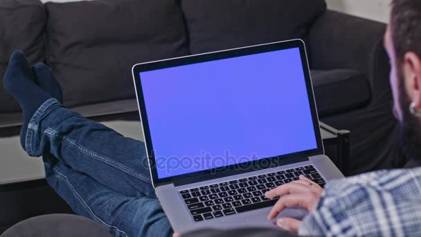 Man werkt thuis op laptop computer — Stockvideo