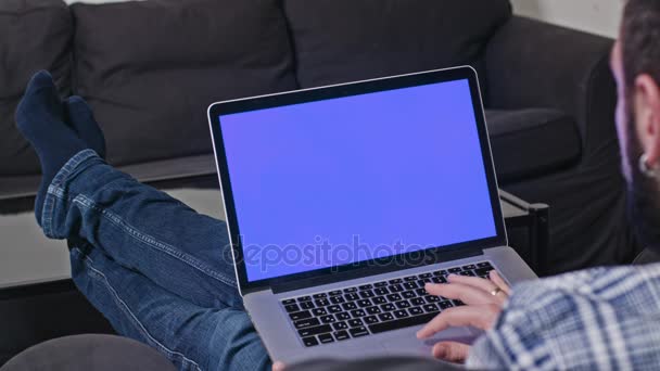 Man werkt thuis op laptop computer — Stockvideo