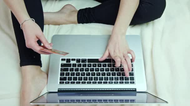 Bovenaanzicht van vrouw gebruikt Laptop zittend op Bed — Stockvideo