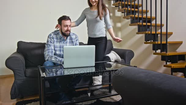 Casal jovem em casa comprando na internet — Vídeo de Stock