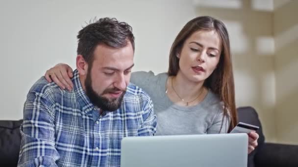 Casal jovem em casa comprando na internet — Vídeo de Stock