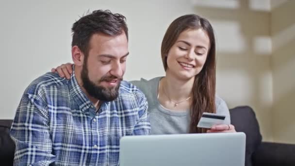 Junges Paar kauft zu Hause im Internet ein — Stockvideo