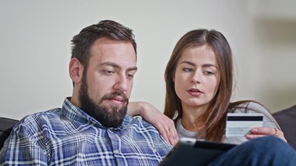 Junges Paar kauft zu Hause im Internet ein — Stockvideo