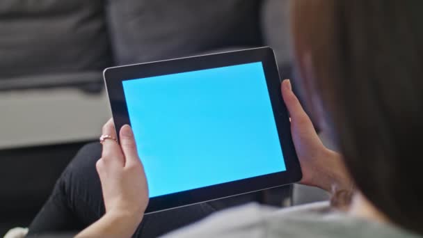 Дівчина, використовуючи цифровий планшетний ПК з синім екраном — стокове відео