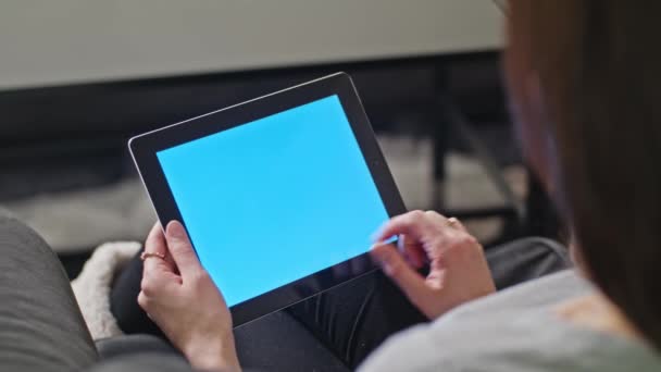 Дівчина, використовуючи цифровий планшетний ПК з синім екраном — стокове відео