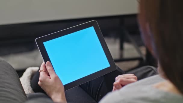 Девушка с помощью цифрового планшетного ПК с голубым экраном — стоковое видео