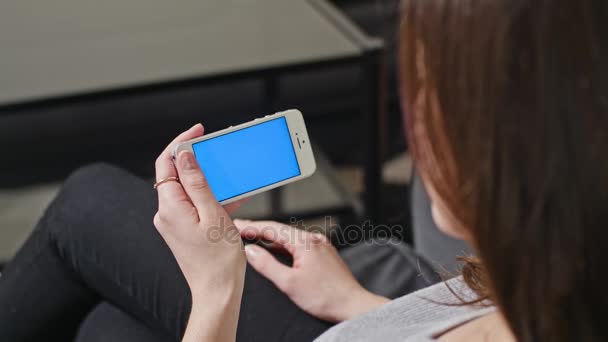 Femme tient Smartphone avec écran bleu 