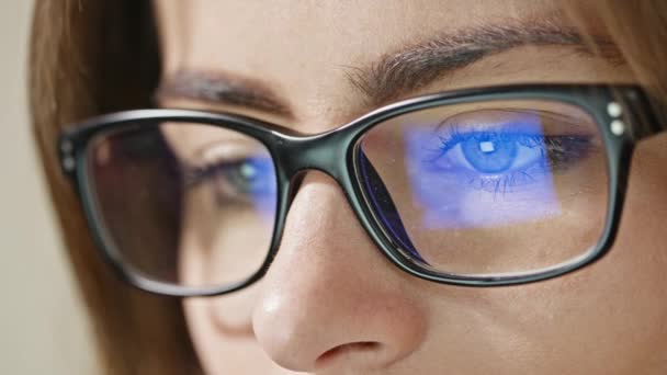 Жінка очима в окулярах — стокове відео