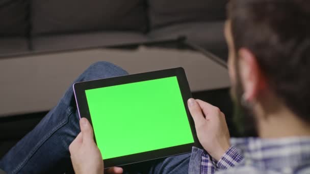 Pantalla verde Digital Tablet PC Hombre — Vídeo de stock