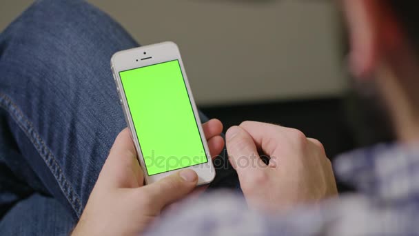 Hombre de teléfono pantalla verde — Vídeo de stock