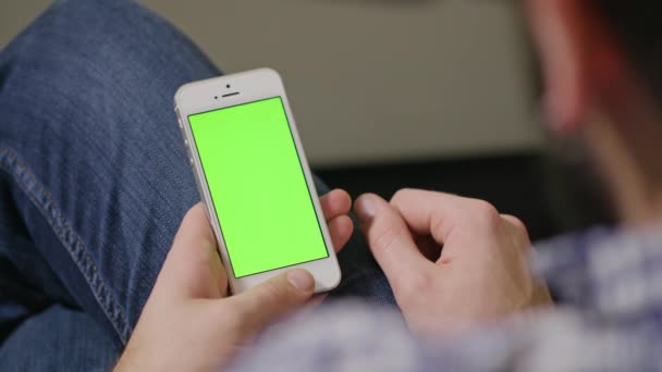 Hombre de teléfono pantalla verde — Vídeos de Stock