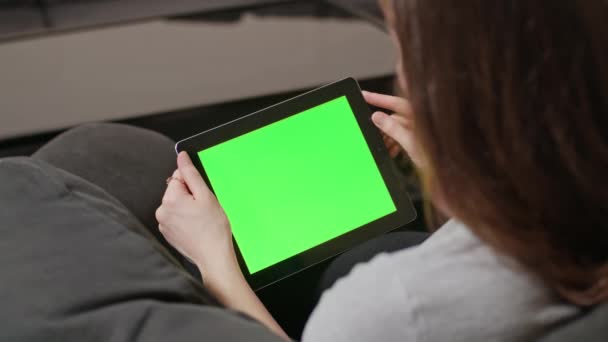 Ragazza che utilizza il PC tablet digitale con schermo blu — Video Stock