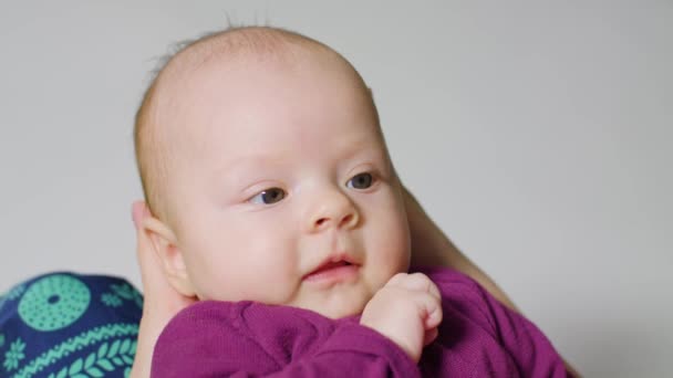 赤ちゃんの女の子の指吸い口 — ストック動画